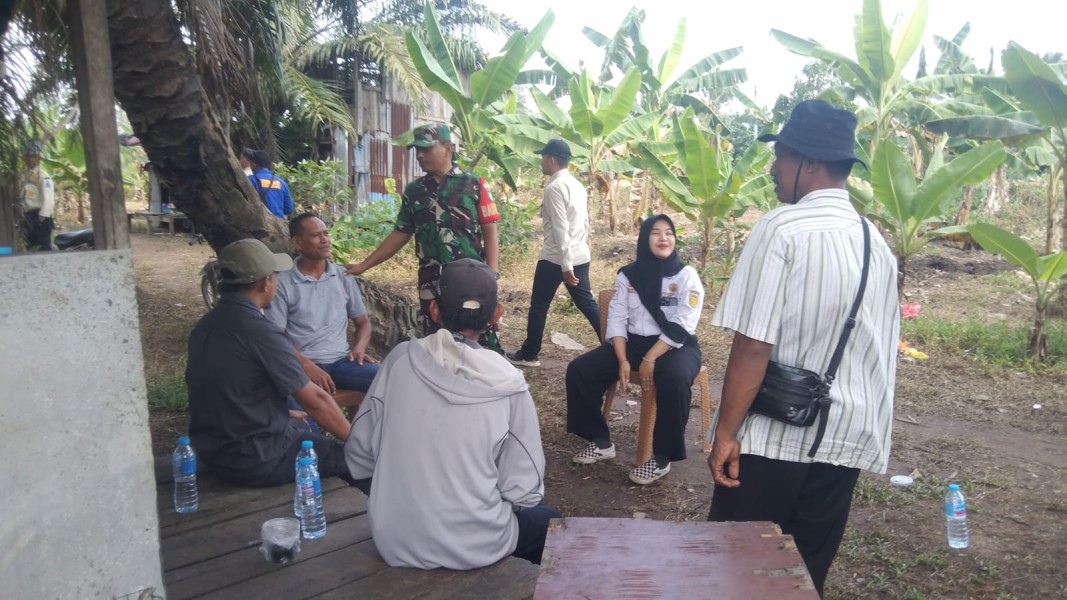 Babinsa Koramil 06/Kateman Laksanakan Pengawasan SDM dan Pererat Silaturahmi dengan Warga