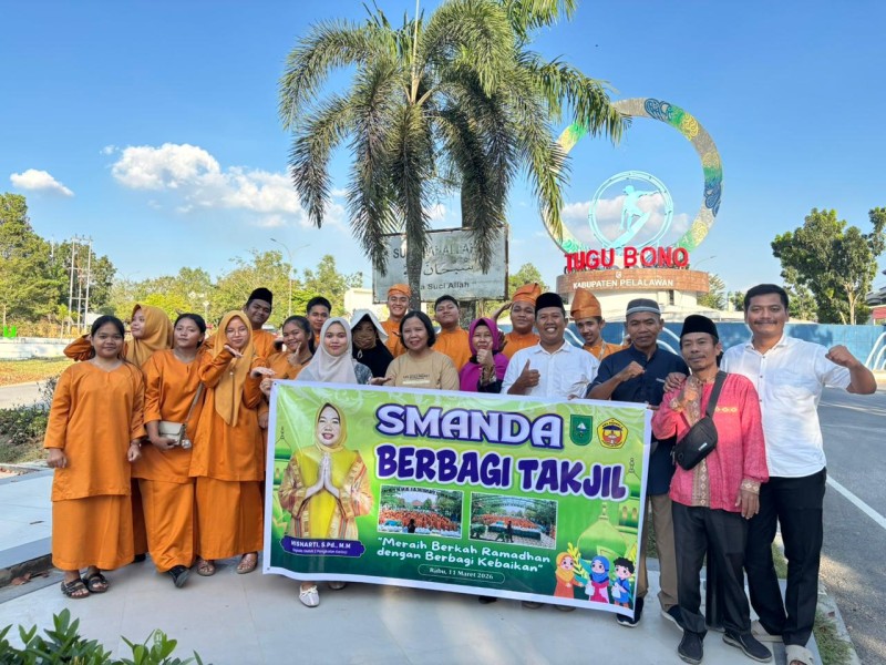 Semangat Toleransi di Bulan Ramadhan, SMAN 2 Pangkalan Kerinci Bagikan 2.500 Takjil untuk Masyarakat