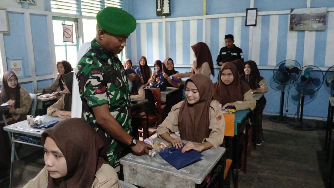 Babinsa Koramil 06/Kateman Kembali Dampingi Kegiatan Program Makan Sehat Bergizi di Sekolah