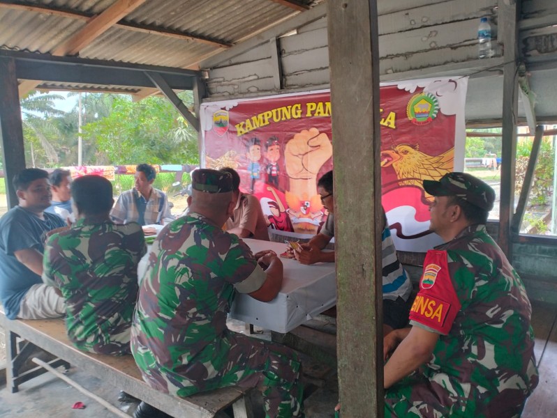 Babinsa Serka R. Girsang Sosialisasikan Nilai-Nilai Pancasila di Kampung Pancasila Minas Jaya