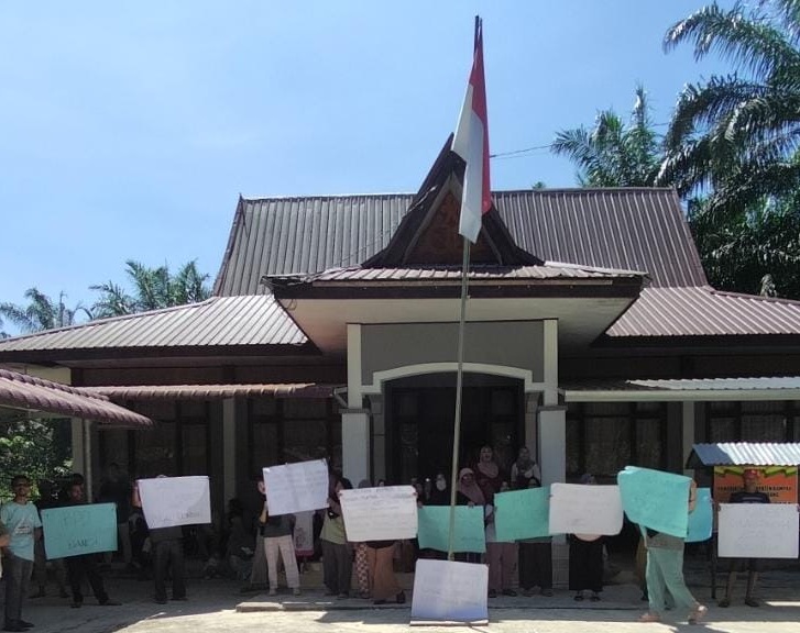Masyarakat Pulau Permai Minta Bupati Kampar Berhentikan Permanen Kades Jhon Nery