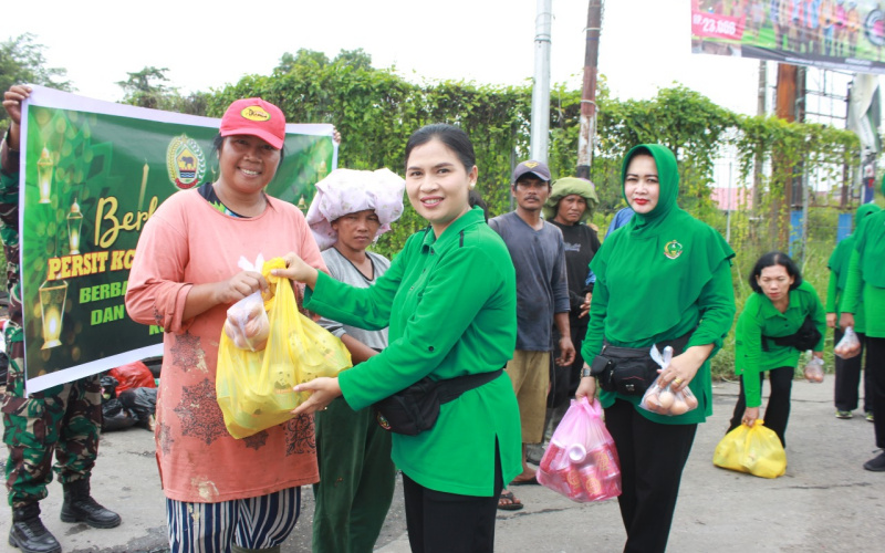 Persit KCK Cabang LXXV Dim 0320 Dumai Salurkan Paket Sembako Kepada Warga Kurang Mampu