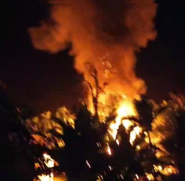 BSi Jago Merah Mengamuk di Jalan Babinsa Pulau Palas, Satu Rumah Terbakar