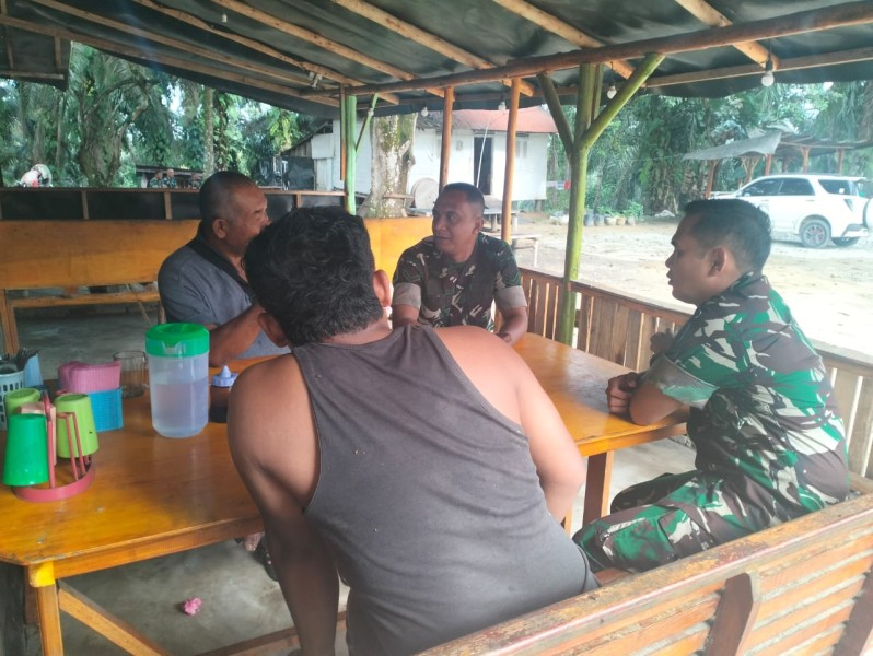 Babinsa Serda Holmes Pasaribu Gelar Komsos Kesehatan Bersama Warga Desa Olak