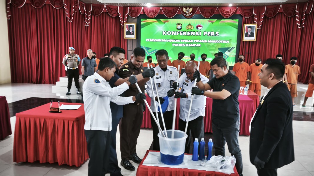 JANGAN COBA-COBA JUAL NARKOBA DI KAMPAR! Polres Kampar GILING SABU-SABU, 16 PENGEDAR JADI MODEL IKLAN ANTI-NARKOBA!