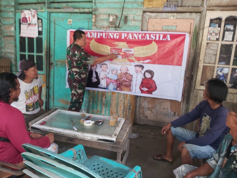 Babinsa Serda Deddy H Sosialisasikan Nilai-Nilai Pancasila kepada Warga Kampung Pancasila Perawang Barat