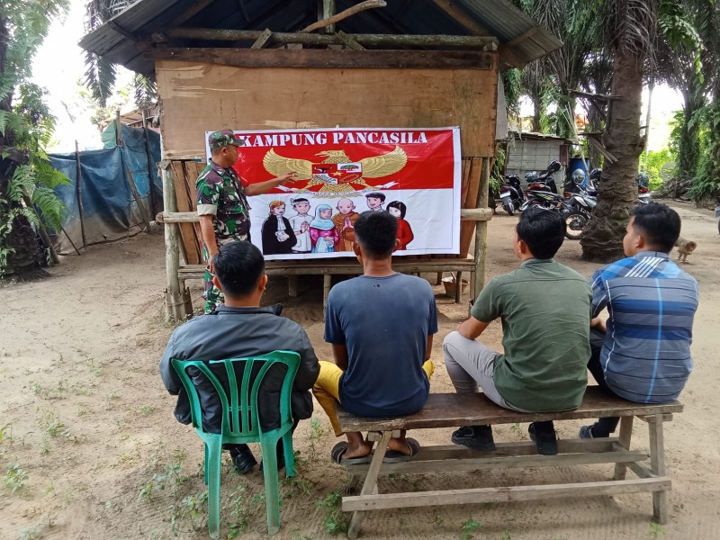 Babinsa Koramil 04/Perawang Sosialisasikan Nilai Pancasila kepada Warga Empang Pandan