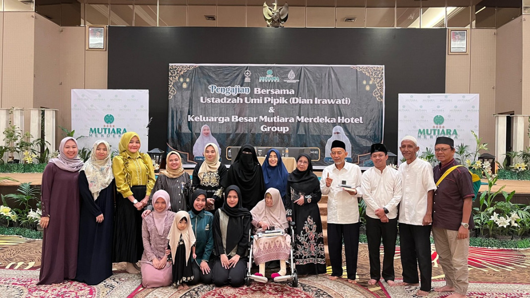 Peringati Maulid Nabi Muhammad SAW, Hotel Mutiara Merdeka Pekanbaru Gelar Tausyiah Bersama Istri Mendiang Uje