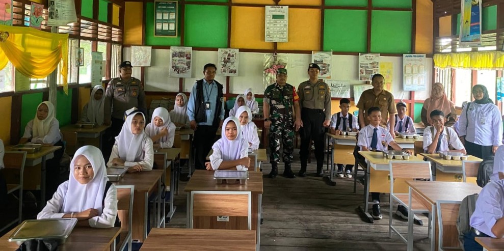 Koramil 06/Kateman Kembali Dampingi Kegiatan Makan Sehat Bergizi di Sekolah