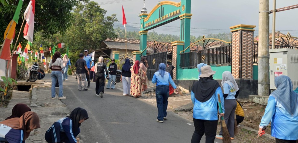 Gema HELAU Bergerak! ASN dan Warga Sulap Jalur Menuju Sumur Kumbang Jadi Bersih