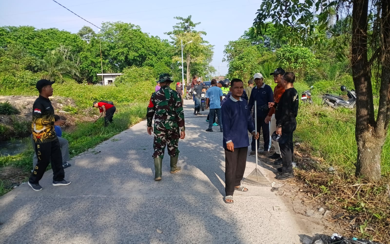 Gotong Royong Massal Bersihkan Lingkungan, Dandim Ajak Warga Jaga Budaya Kebersamaan
