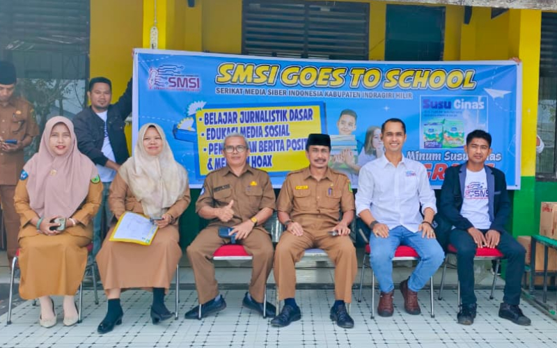 SMSI Inhil Gelar “Goes To School” di SMKN 2 Tembilahan, Bagikan Susu Gratis dan Edukasi Media
