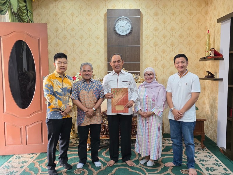 Pembina Indra Education College Bertemu Bupati Inhil, Bahas Sinergi untuk Kemajuan UNISI
