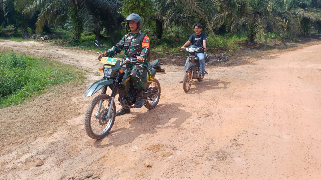 Antisipasi Karhutla, Babinsa Patroli dan Ingatkan Warga Bahaya Membuka Lahan dengan Membakar