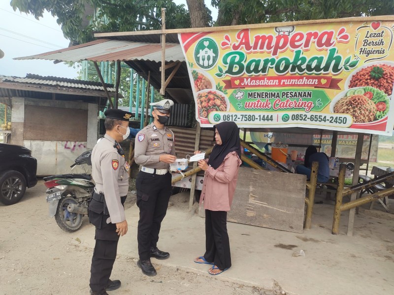 Polsek Minas Bagikan Puluhan Masker Kepada Warga di Simpang Gate I PHR Untuk Antisipasi Dampak Kabut Asap