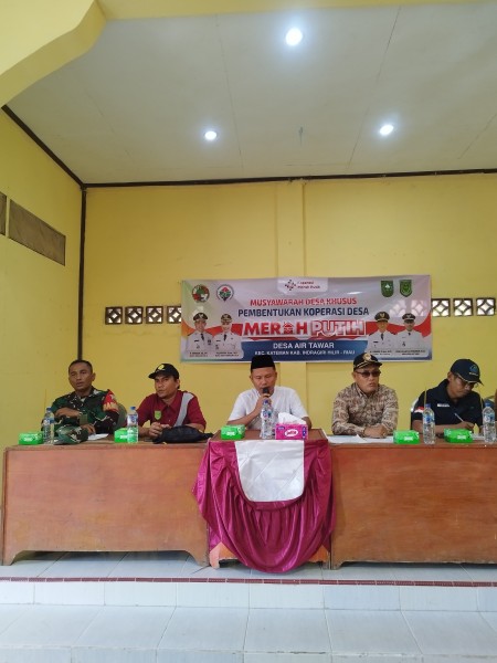 Babinsa Koramil 06/Kateman Hadiri Musyawarah Pembentukan Koperasi “Merah Putih” di Desa Air Tawar