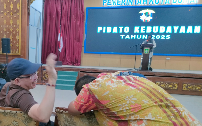 “Monolog Malayculla” Tyas A.G. Hipnotis Publik Dumai dalam Pidato Kebudayaan 2025