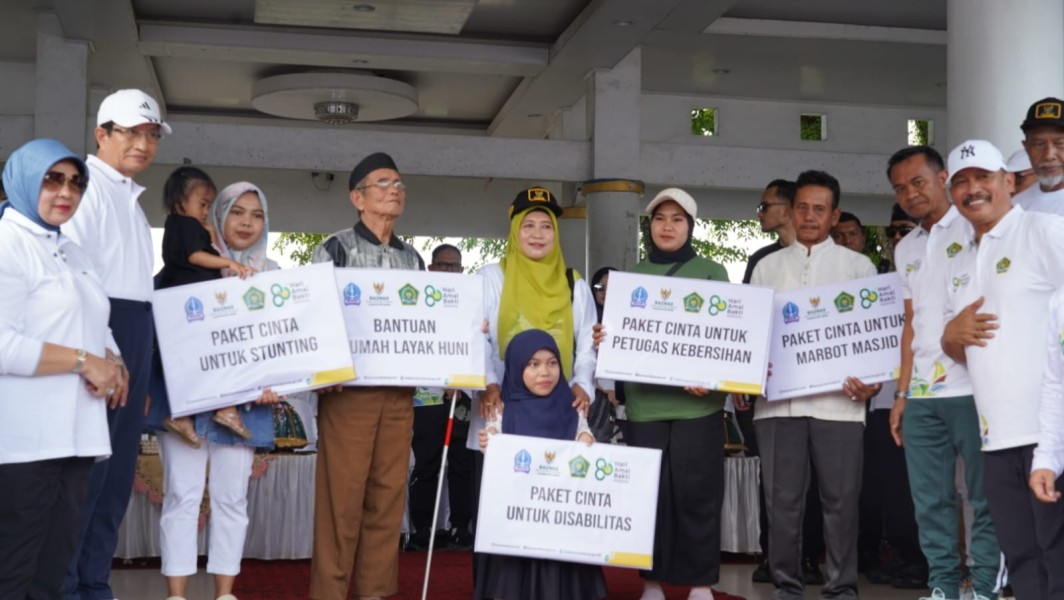 HAB ke-80 di Bone: Menag Salurkan Paket Cinta untuk Marbot dan Petugas Kebersihan