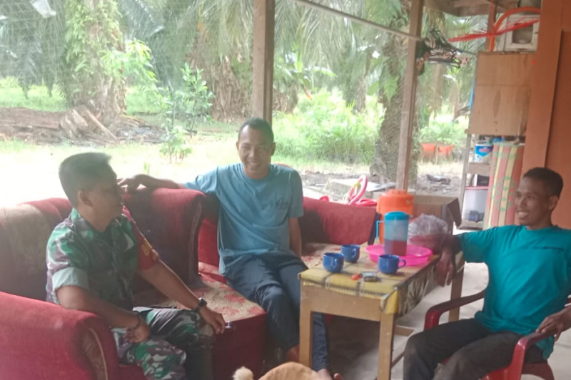 Babinsa Sungai Geniot Pererat Silaturahmi Lewat Komsos Bersama Warga