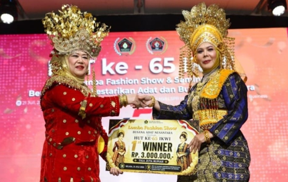 IKWI Riau Juara I Fashion Show Busana Adat Nusantara, Kebaya Labuh Curi Perhatian Juri
