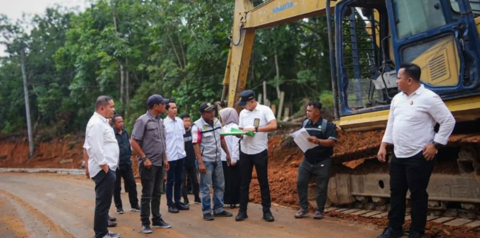 Tim Pengawas Proyek Kejari Kuansing Tinjau Pengerjaan Jalan Sentajo-Muara Langsat