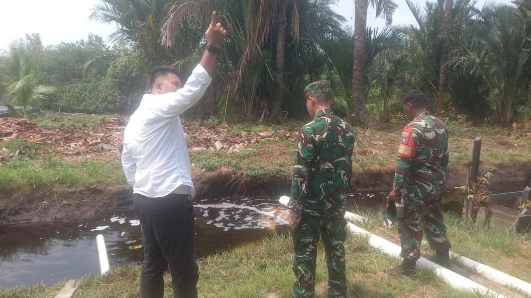 Tim Mabes TNI Cek Lahan Rawan Karhutla dan Embung di Desa Dedap Meranti