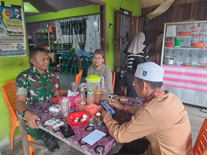 Babinsa Koramil Kateman Pererat Silaturahmi dengan Warga melalui Pengawasan SDM