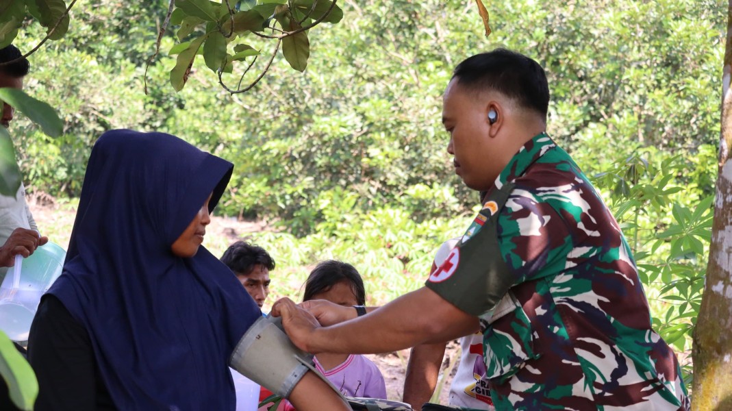 Sentuh Masyarakat Pesisir, Tim Kesehatan TMMD ke-129 Kodim 0313/KPR Gelar Pemeriksaan Kesehatan Gratis