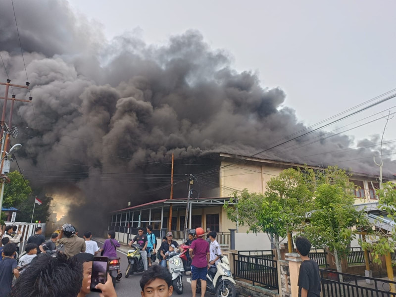 Gedung SMAN 1 Tebingtinggi Terbakar Hebat, Asap Tebal Pertama Terlihat dari Aula