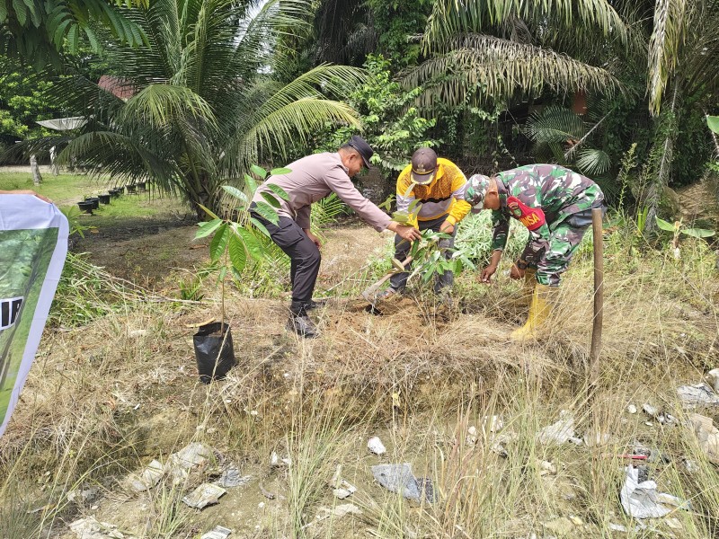 Cegah Karhutla Sejak Dini, Bhabinkamtibmas Suka Jadi Gencarkan Green Policing Lewat Penanaman Pohon