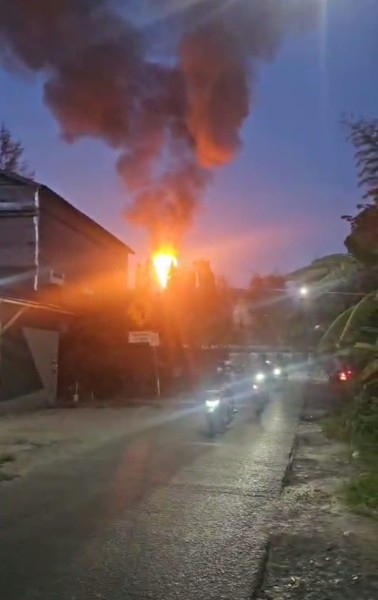 Obor Pertamina Dumai Membesar, Warga Panik Dihantam Bau Menyengat hingga Geruduk Gerbang Kilang