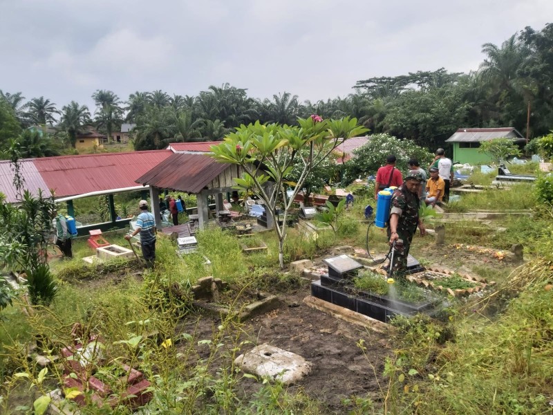 Babinsa Serda Deddy H Gotong Royong Bersihkan TPU Darusalam di Keranji Guguh