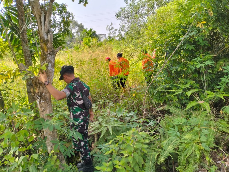Babinsa Serda Holmes Pasaribu Patroli Karhutla di Kampung Olak, Perkuat Upaya Pencegahan Kebakaran Hutan dan Lahan