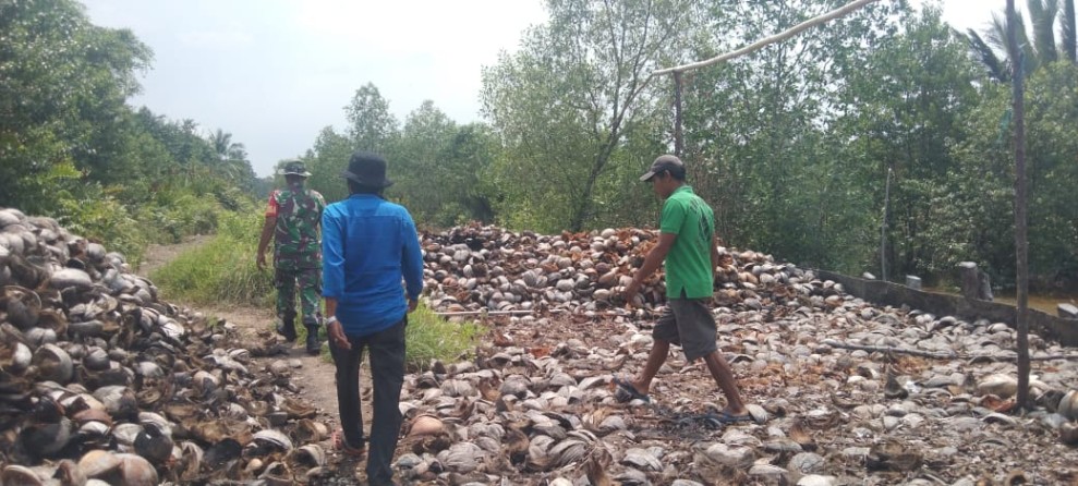 Patroli dan Sosialisasi Karhutla di Desa Air Tawar, Babinsa Koramil 06/Kateman Imbau Tak Buka Lahan dengan Membakar