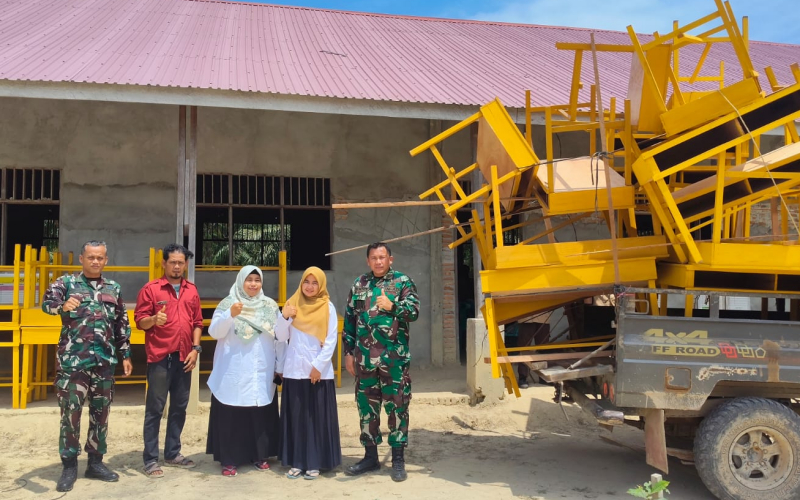 Kodim 0320 Dumai Serahkan Bantuan Meja Belajar ke SMA N 4 Kelas Jauh