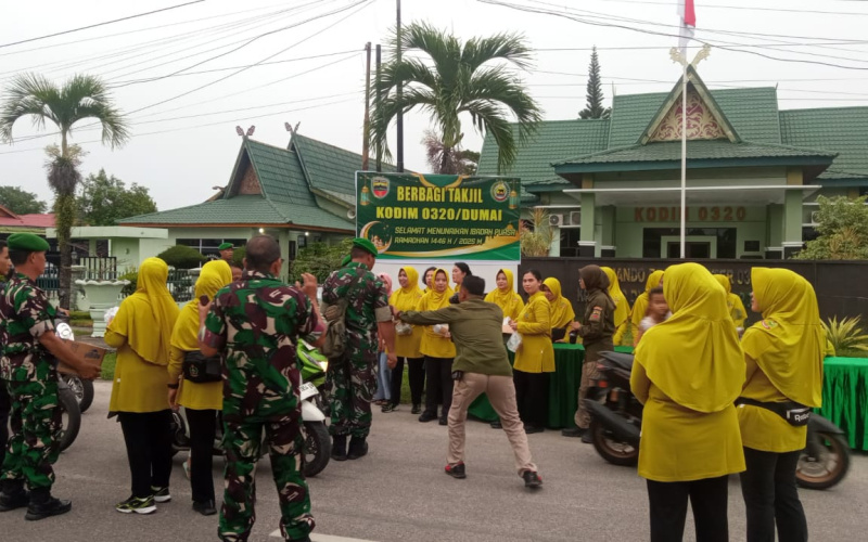 Kodim 0320 Dumai Berbagi Takjil di Bulan Suci Ramadhan