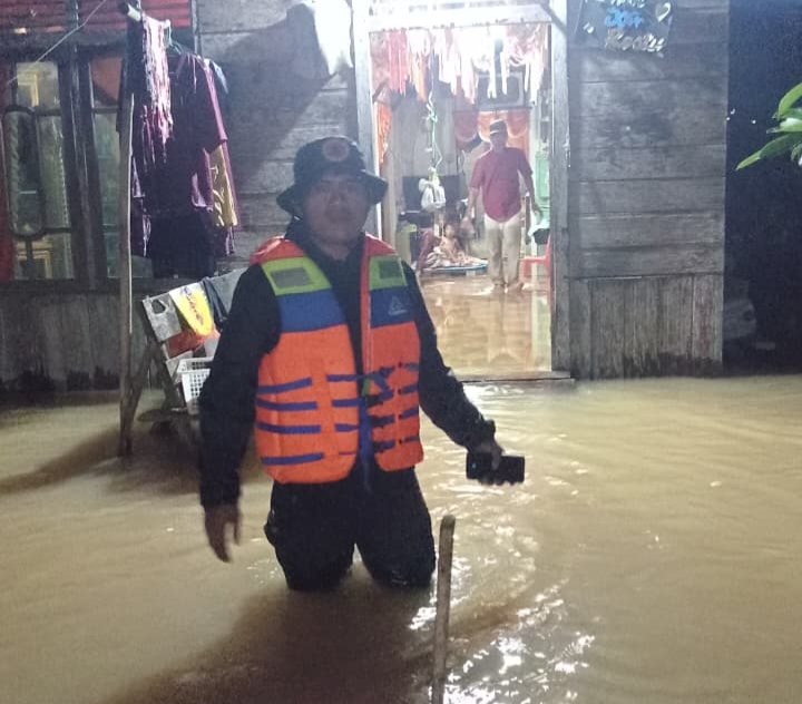 BPBD Inhil Bersama TNI-Polri Evakuasi Warga Terdampak Banjir