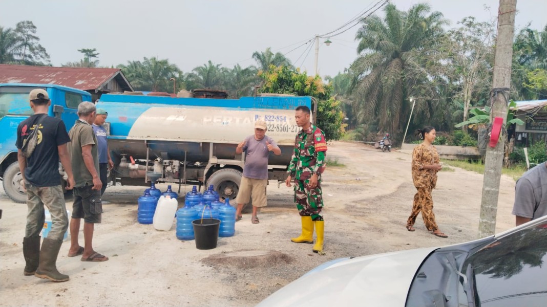 Babinsa Koramil 03 Sungai Sembilan Salurkan Air Bersih untuk Warga Tanjung Penyembal