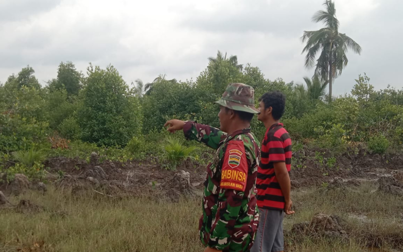 Babinsa Basilam Baru Cegah Karhutla dengan Cara Patroli Rutin