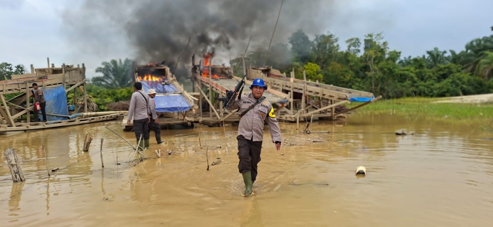 Masifkan Edukasi Kepada Warga, Polsek Peranap Kembali Bakar Rakit PETI