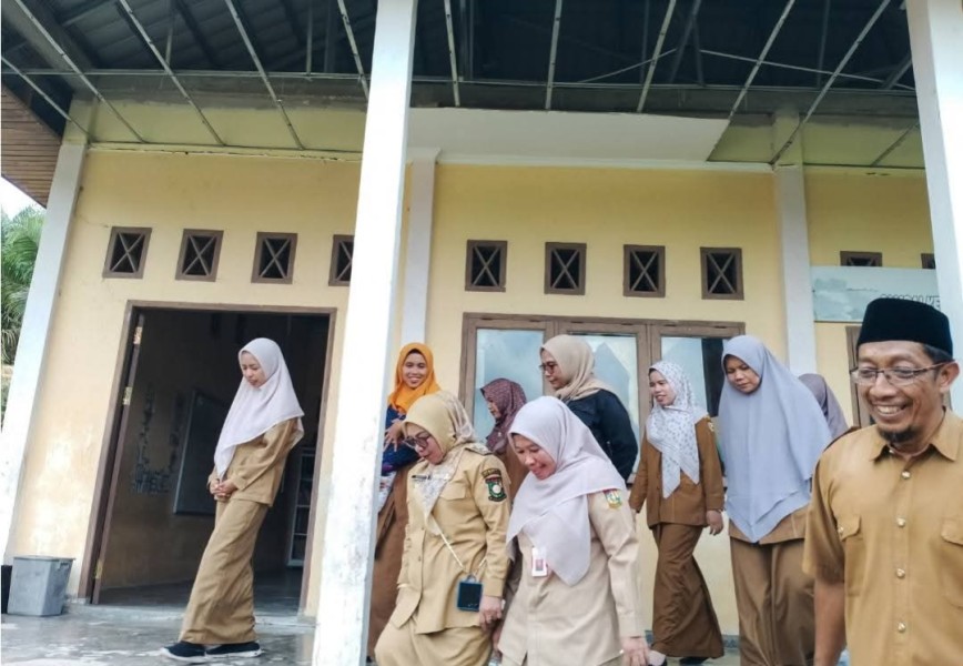 Tinjau SD Tanpa Listrik, Wabup Kampar Janji Carikan Solusi