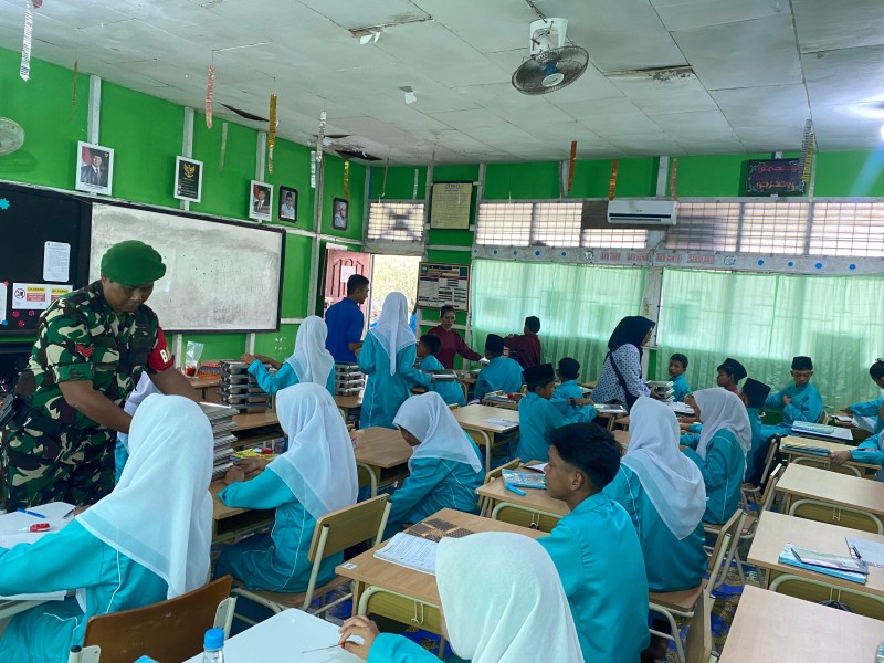 Dukung Asupan Gizi Anak, Babinsa Koramil 06/Kateman Berikan Pendampingan Program MBG di Sekolah