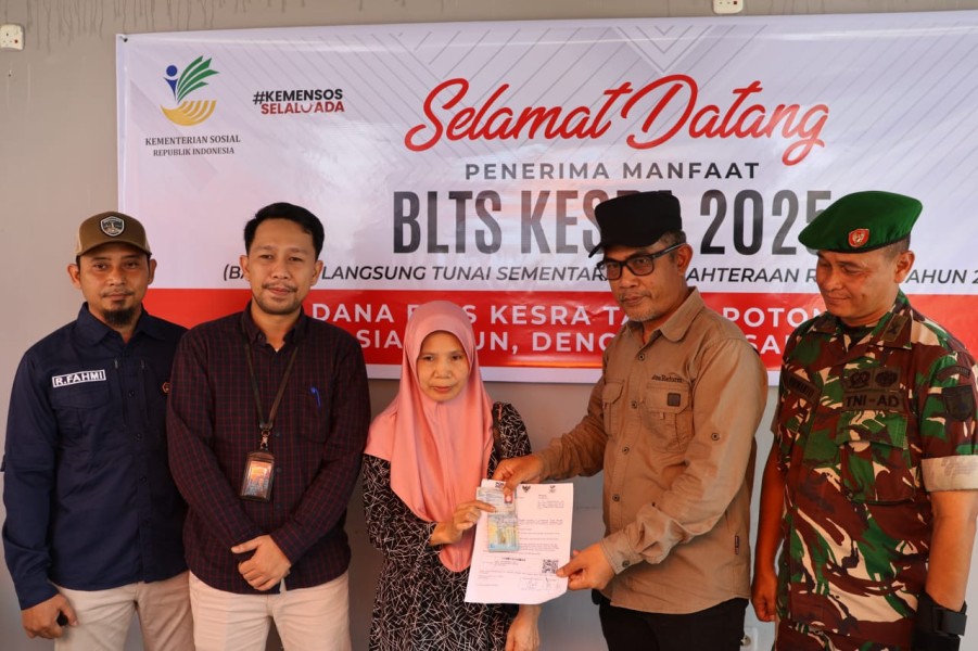 Bupati Inhil Herman Tinjau Penyaluran Bantuan Pangan Beras dan Minyak Goreng Alokasi Oktober–November 2025