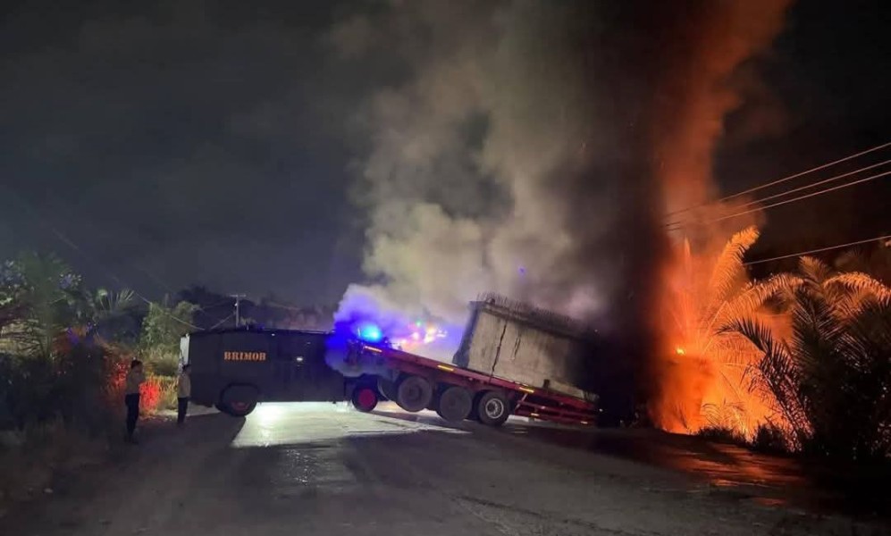 Trailer Bermuatan Girder Beton Terbakar di Tanjakan Merdeka Inhu, Jalur Lintas Timur Sempat Tersendat