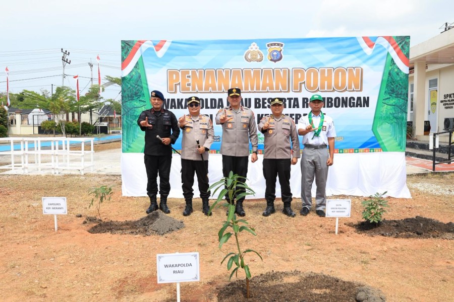 Kunjungi Mapolres Meranti, Wakapolda Riau Tanam Pohon dan Tegaskan Komitmen Green Policing