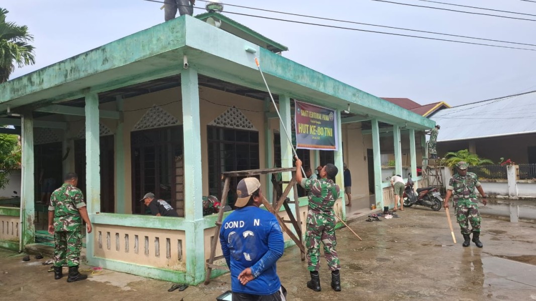 Sambut HUT ke-80 TNI, Kodim 0314/Inhil Gelar Karya Bakti Bersihkan Surau Al-Amanah