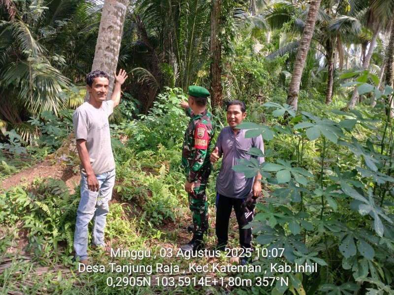 Pratu Deby Maharezki Patroli Karhutla untuk Antisipasi Kebakaran Lahan