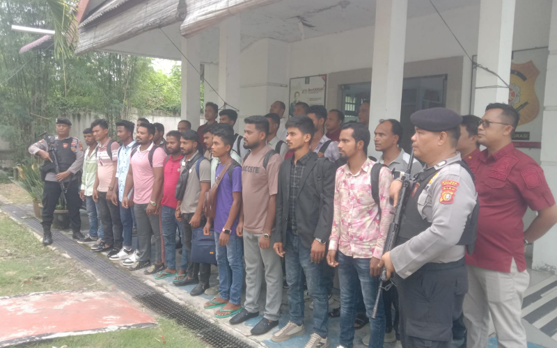 Imigrasi Dumai Lepas 77 WNA ke Rudenim, Sebelum Dipulangkan ke Negara Asal