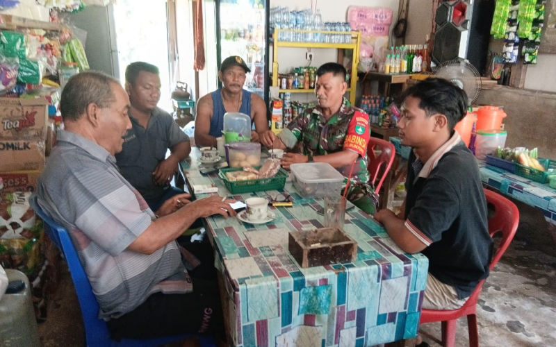 Babinsa Kelurahan Guntung Gelar Komsos, Ajak Pemuda Daftar TNI AD dan Jauhi Narkoba