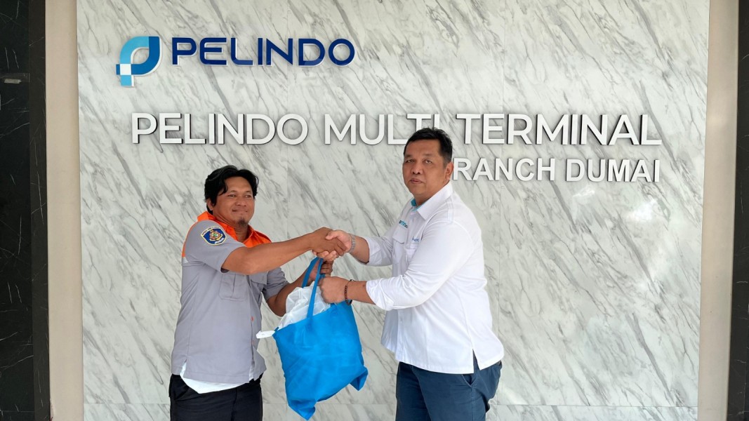 Pelindo Dumai Salurkan Paket Sembako ke Koperasi TKBM Pelabuhan Dumai